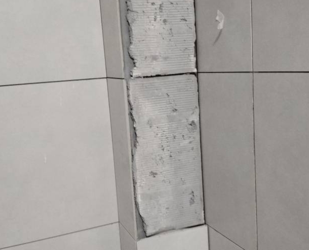 石龙瓷砖空鼓维修公司分享下瓷砖施工前基层浇水润湿程度不足，可能导致以下问题