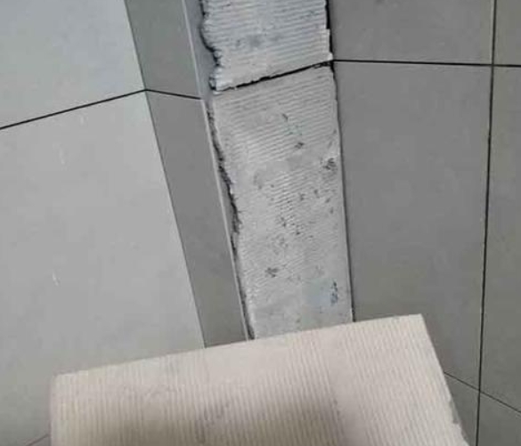 石龙瓷砖空鼓维修公司分享下厨房瓷砖脱落的补救措施。